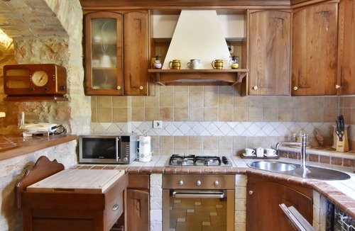 Umag Apartment | Rustic apartment in Umag, WiFi, air-conditioned, garden, parking, barbecue