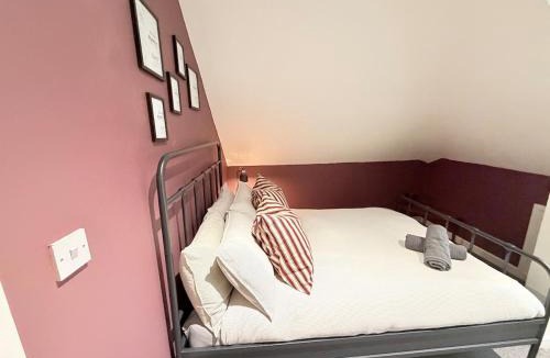 Netley Apartment | Rustic apartment on quiet street, free parking!