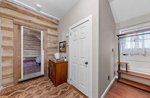 Augusta House | Rustic Augusta Cabin