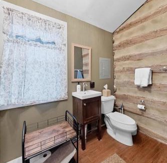 Augusta House | Rustic Augusta Cabin