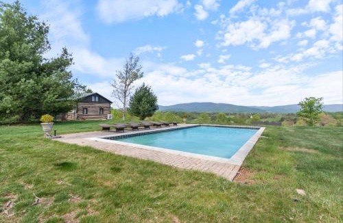Batesville Apartment | Rustic Bailey's Retreat Cabin Near Wineries!