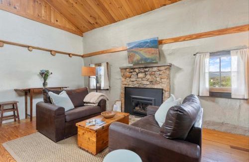 Batesville Apartment | Rustic Bailey's Retreat Cabin Near Wineries!