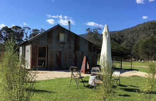Freeburgh House | Rustic Barn on Ovens River with Bell Tent Retreat