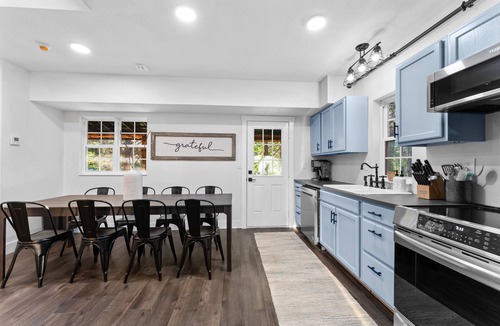 Branson House | Rustic Barn | Sleeps 12 | Outdoor Games | Fire Pit | Breathtaking Views - Cozy Nightlife