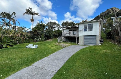 Whangarei Heads House | Rustic Beach House Getaway