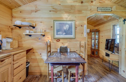 Bean Station Apartment | Rustic Bean Station Studio w/Deck & Water Views!