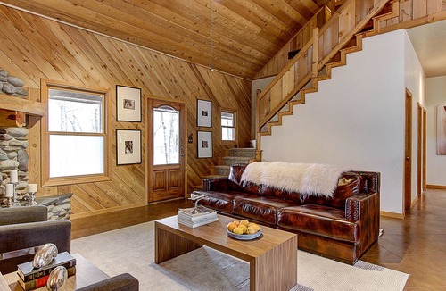 Chico House | Rustic, Beautifully Appointed Cabin in Oak Studded Privacy