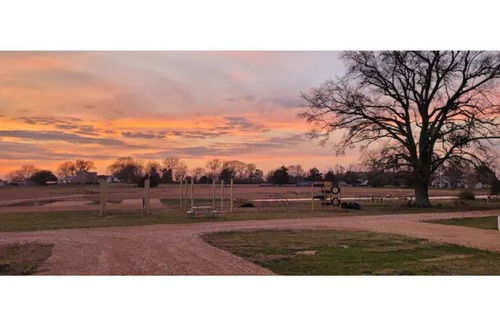 Winnsboro RV Rental | Rustic Bunk House!