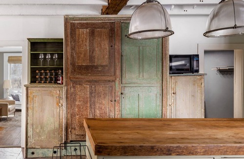 East Durham House | Rustic Cabin 5 Bedroom with Indoor Fireplace