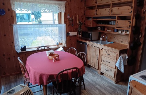 Clark Fork Cabin | Rustic cabin built 1880s on the Clark Fork River