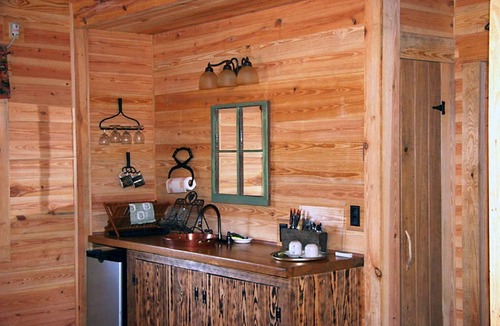 Kountze House | Rustic Cabin Getaway with Stunning Front Porch near Beaumont, Texas
