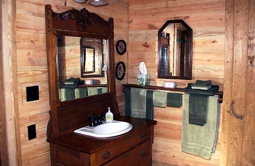 Kountze House | Rustic Cabin Getaway with Stunning Front Porch near Beaumont, Texas