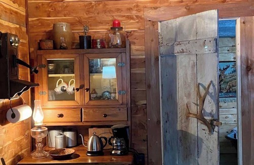 Berryville Cabin | Rustic Cabin, Hot Tub, Copper soaking Tub, Glamp