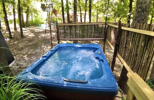 Berryville Cabin | Rustic Cabin, Hot Tub, Copper soaking Tub, Glamp