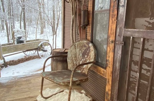 Berryville Cabin | Rustic Cabin, Hot Tub, Copper soaking Tub, Glamp