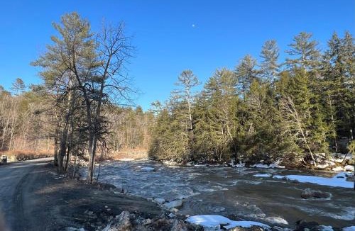 East Jamaica House | Rustic Cabin in between MountSnow & Stratton