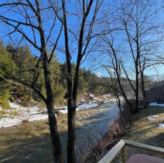 East Jamaica House | Rustic Cabin in between MountSnow & Stratton