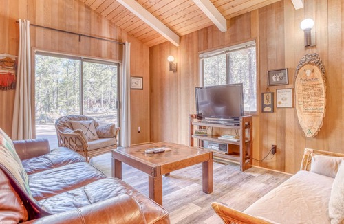 Overlook Park House | Rustic Cabin in Sunriver with Modern Amenities and SHARC Passes!