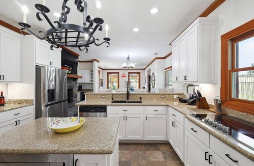 McKinney House | Rustic Cabin Mansion - Hot tub, Gym, Cinema, Pool