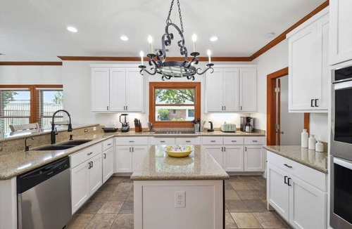 McKinney House | Rustic Cabin Mansion - Hot tub, Gym, Cinema, Pool