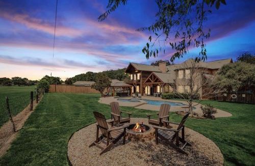 McKinney House | Rustic Cabin Mansion - Hot tub Gym Cinema Pool