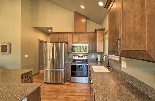 Packwood Cabin | Rustic Cabin Near Mt Rainier: Fire Pit & BBQ!