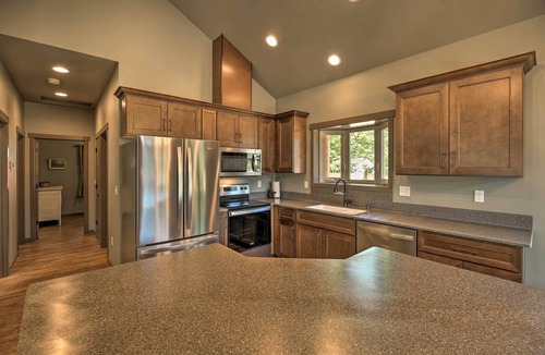 Packwood Cabin | Rustic Cabin Near Mt Rainier: Fire Pit & BBQ!