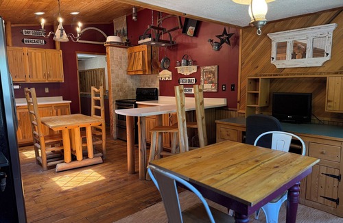 Redstar Cabin | Rustic cabin near New River Gorge.