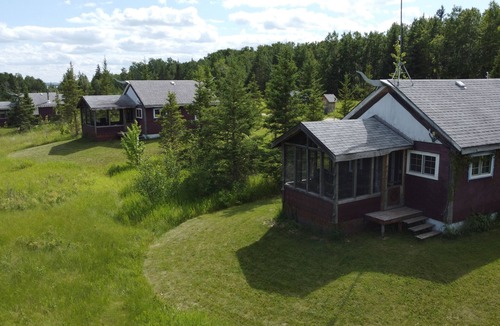 Erickson Cottage | Rustic cabin near RMNP with screened-in deck, meadow view, and wood stove