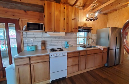 Aransas Pass Cabin | Rustic cabin oasis on 1 acre with a fishing pond