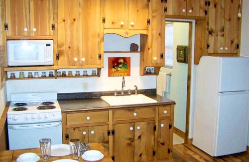 Leander House | Rustic Cabin Rental for a Romantic Countryside Retreat near Austin, Texas