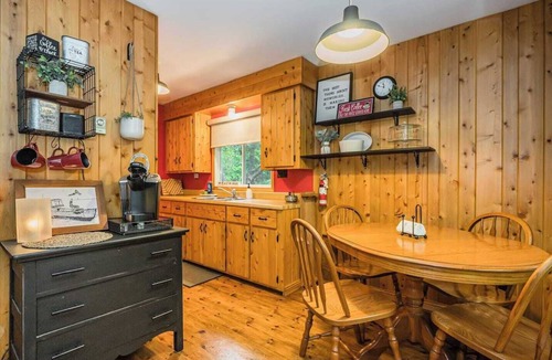 Tobermory Cabin | Rustic cabin w/Games near Lake and National Park