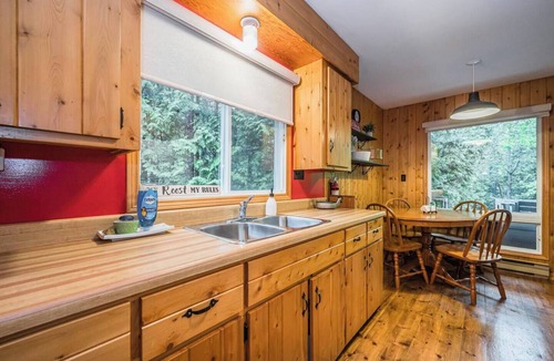 Tobermory Cabin | Rustic cabin w/Games near Lake and National Park
