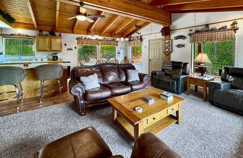 Cascade Cabin | Rustic Cabin with Modern Comforts!