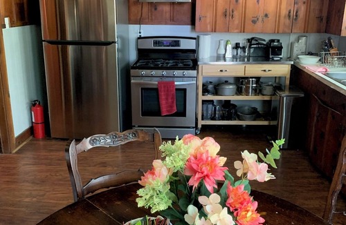 Orange House | Rustic Cajun Country Charm less than one mile from Lamar College and boat docks.