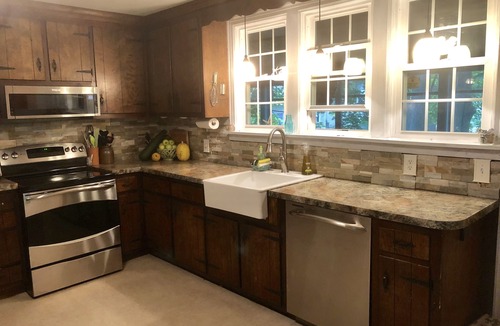 Unionville House | Rustic Cape by the Lake- 3 bedrooms