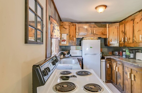 Caroga Lake Cottage | Rustic Caroga Lake Retreat: Fish, Hike & Ski!