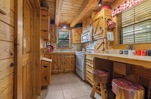 Jasper Cabin | Rustic Cedar Roost - Spectacular Views & Peaceful Escape for Families & Pets