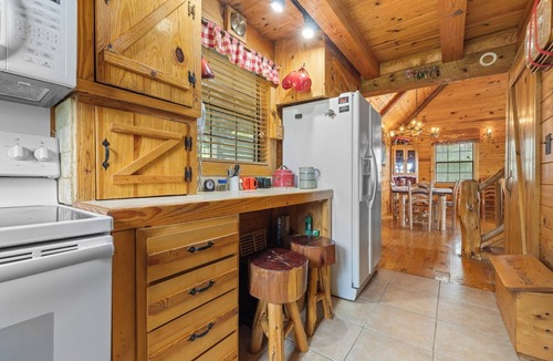 Jasper Cabin | Rustic Cedar Roost - Spectacular Views & Peaceful Escape for Families & Pets