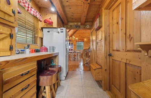 Jasper Cabin | Rustic Cedar Roost - Spectacular Views & Peaceful Escape for Families & Pets