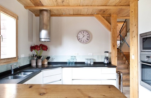 Les Praz-de-Chamonix Ski Chalet | Rustic Chalet with Hot Tub & Sauna