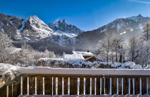 Les Praz-de-Chamonix Ski Chalet | Rustic Chalet with Hot Tub & Sauna