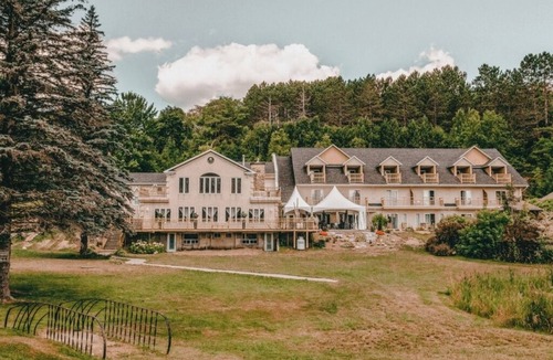 Cheneville Ski Chalet | Rustic chalet for 100 people