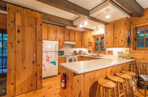 Saint-Faustin-Lac-Carre Cabin | Rustic chalet in Mont-Blanc, lakeside, 4 bedrooms