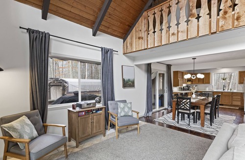 Canadian Lakes House | Rustic Chalet Retreat w/Hot Tub
