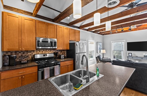 Old North End Apartment | Rustic Charm 2BR Downtown Burl.