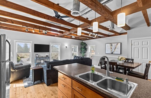 Old North End Apartment | Rustic Charm 2BR Downtown Burl.