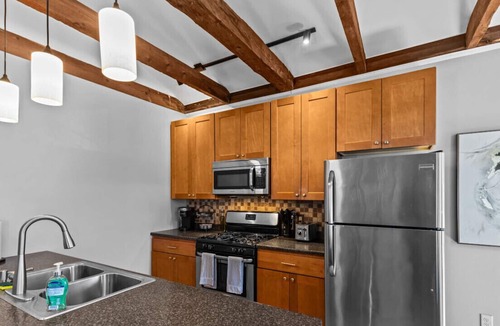 Old North End Apartment | Rustic Charm 2BR Downtown Burl.