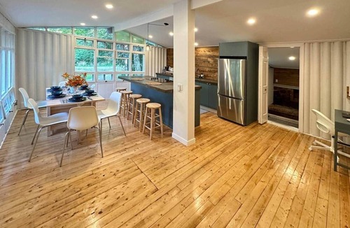 Val-des-Monts Ski Chalet | Rustic Charm & Cozy Comforts (Chalet sur Des campeurs)