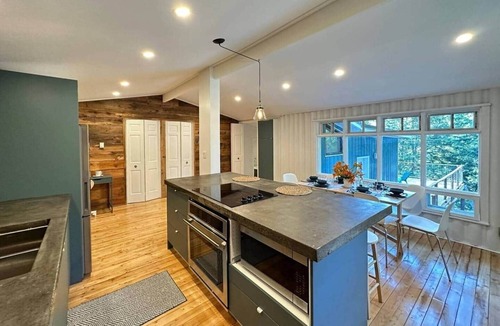 Val-des-Monts Ski Chalet | Rustic Charm & Cozy Comforts (Chalet sur Des campeurs)